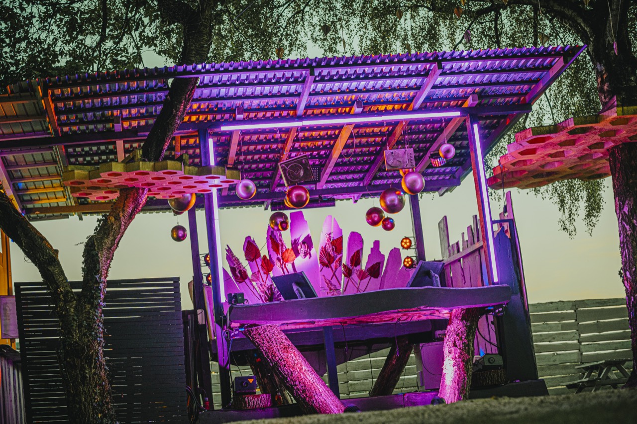 Beleuchtete Open-Air-Bühne der Kultbrache